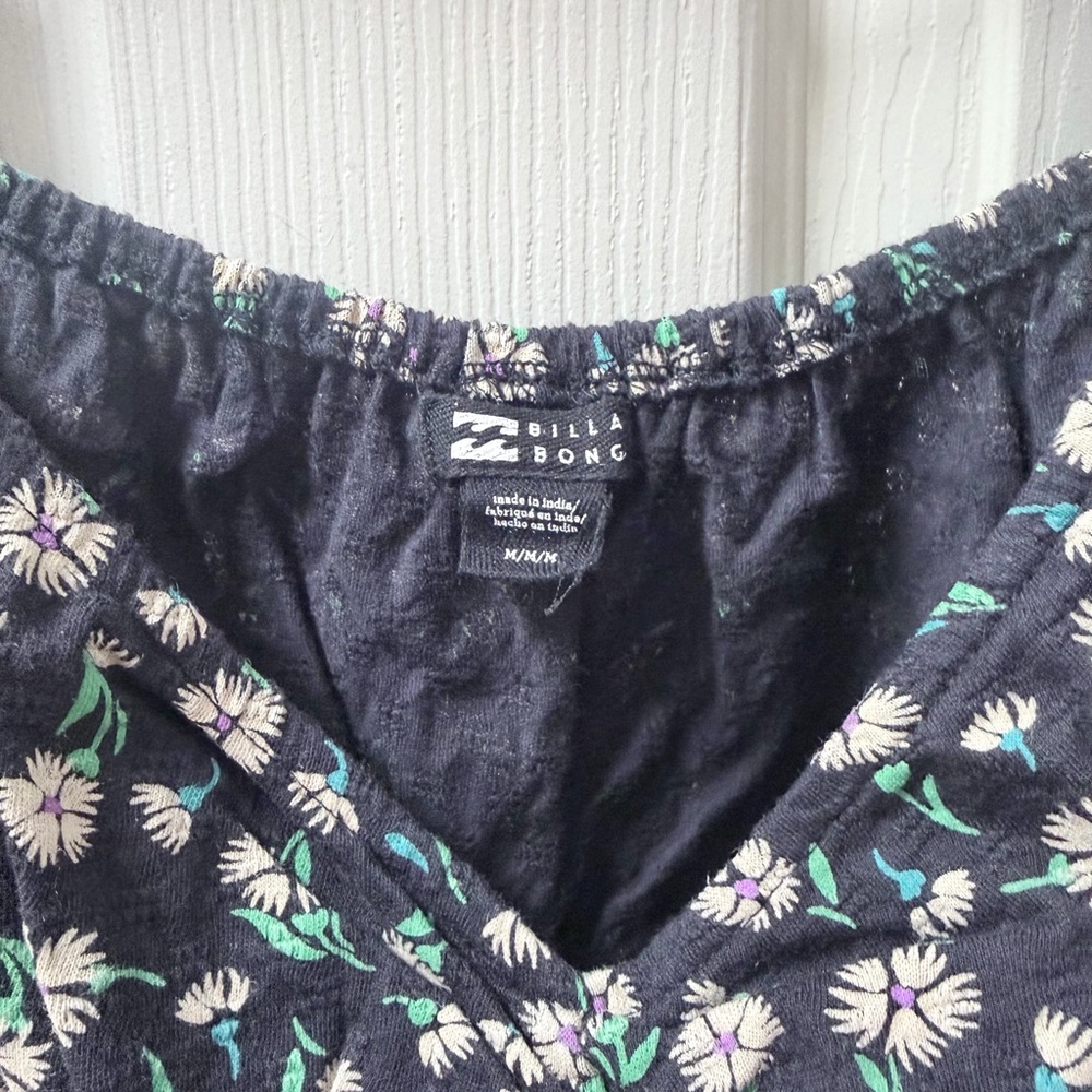 ๐๐ Billabong Floral Smocked Cropped Top In Black With Cream & Green Flowers - Picture 2 of 3
